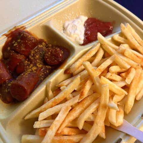 Currywurst mit Pommes 6,50€