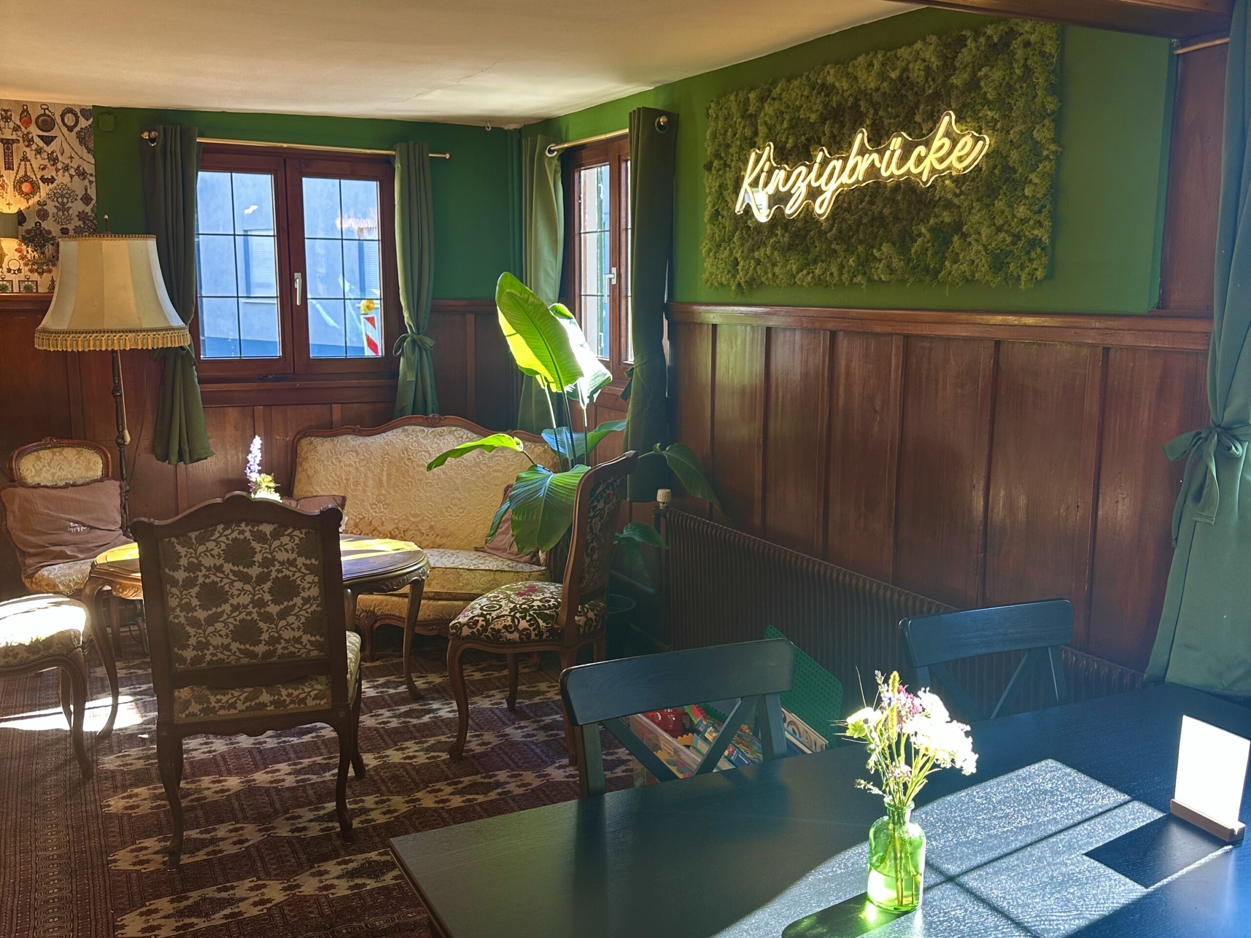 Flower Bridge Café